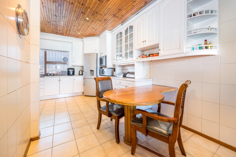 6 Bedroom Property for Sale in Vredekloof Western Cape